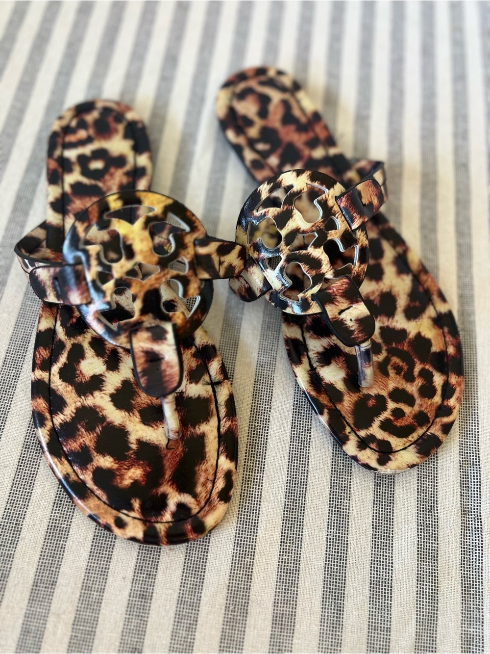 Tory Burch MILLER PRINTED PATENT SANDAL in Leopard print - Picture 2 of 8